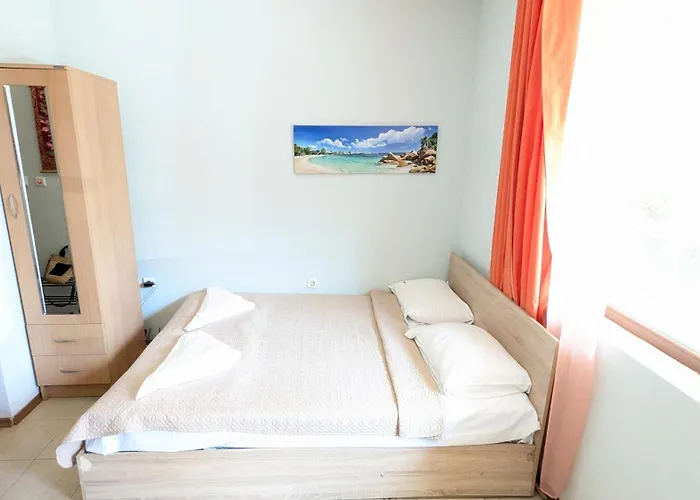 In The Center Of Sunny By Flat Mаnаger Daire *